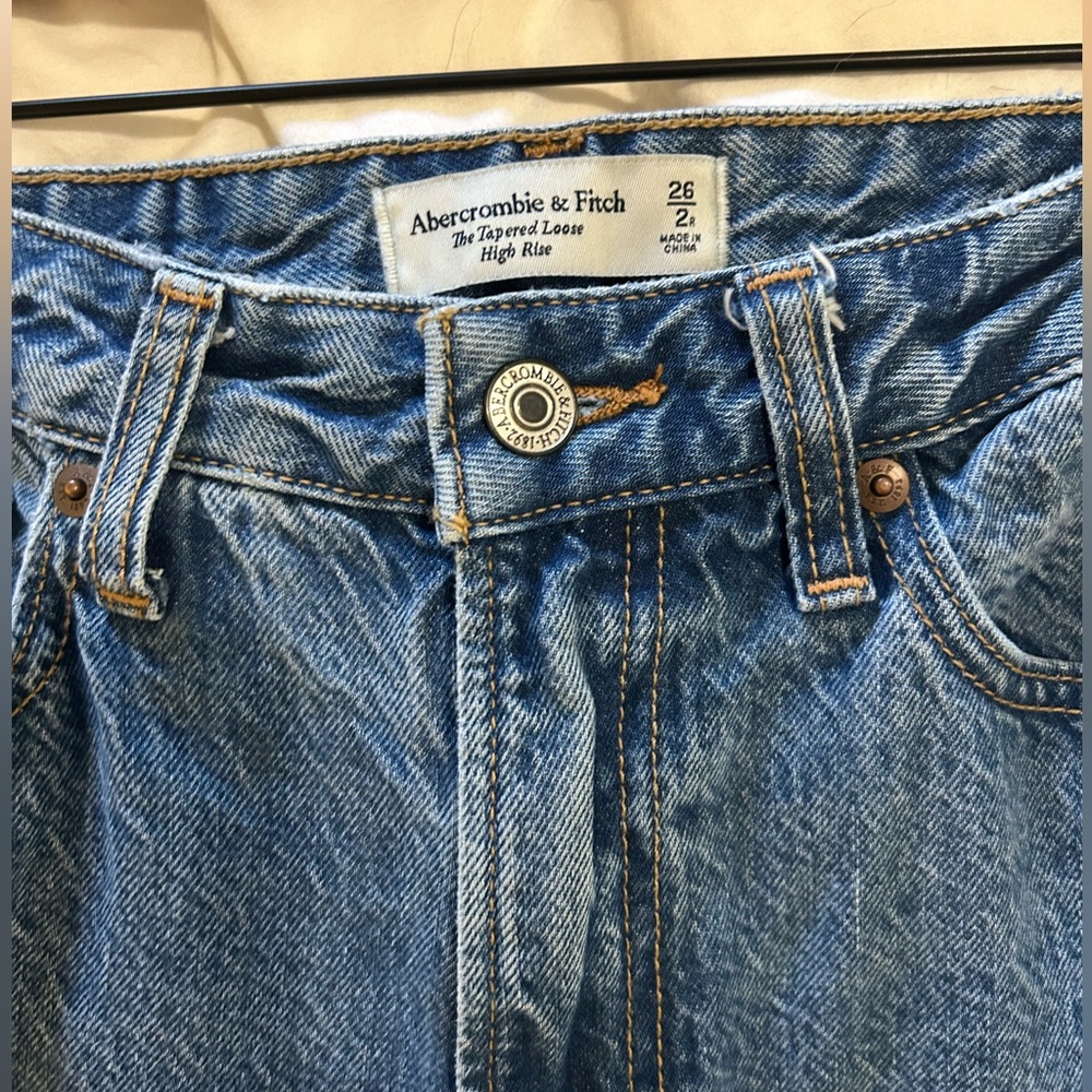 Abercrombie & Fitch Curve Love High Rise Tapered Loose Jean - Picture 4 of 5